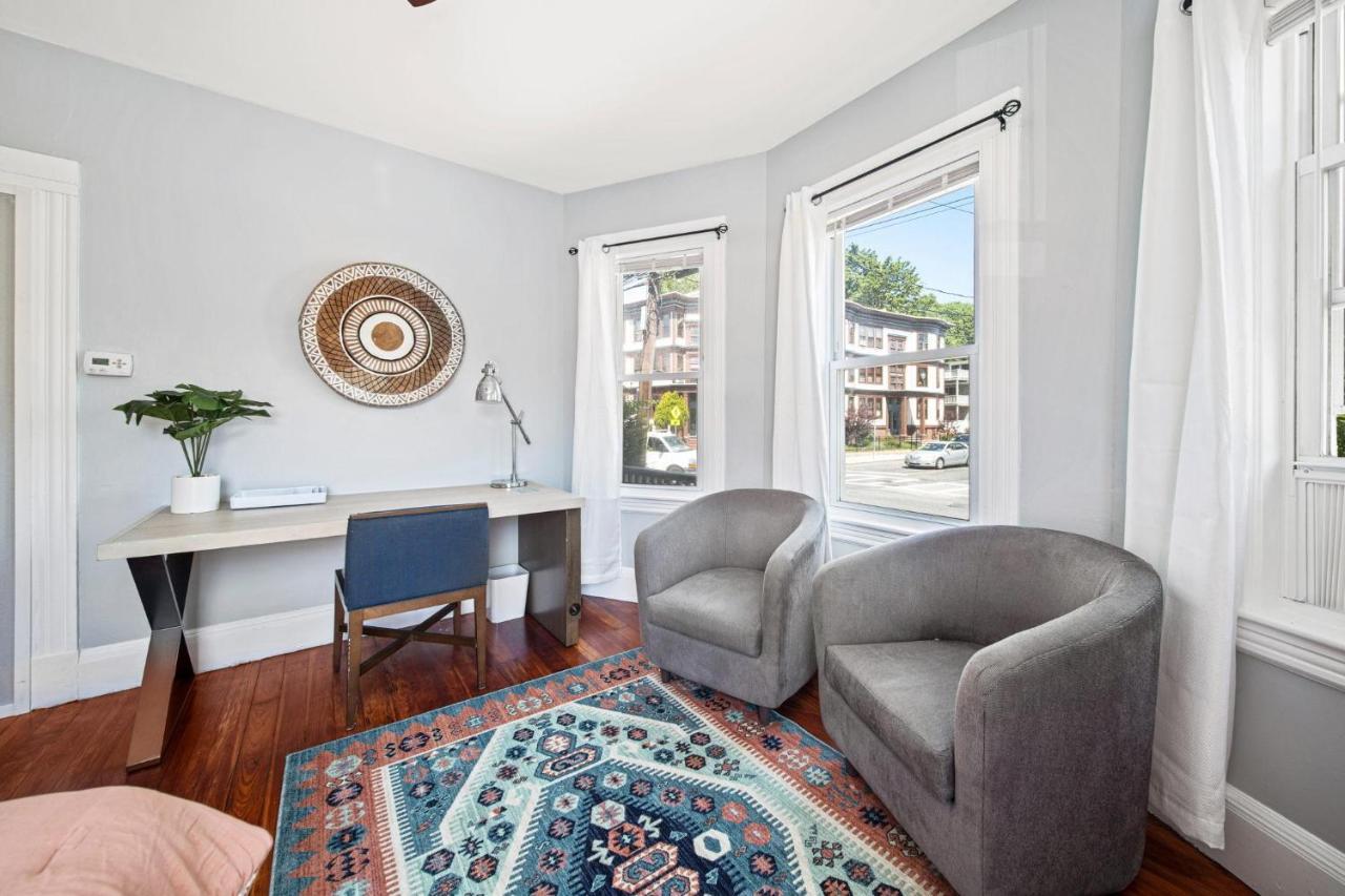 Cozy Up In 5Br Apt Near Charming Oak Square 보스톤 외부 사진